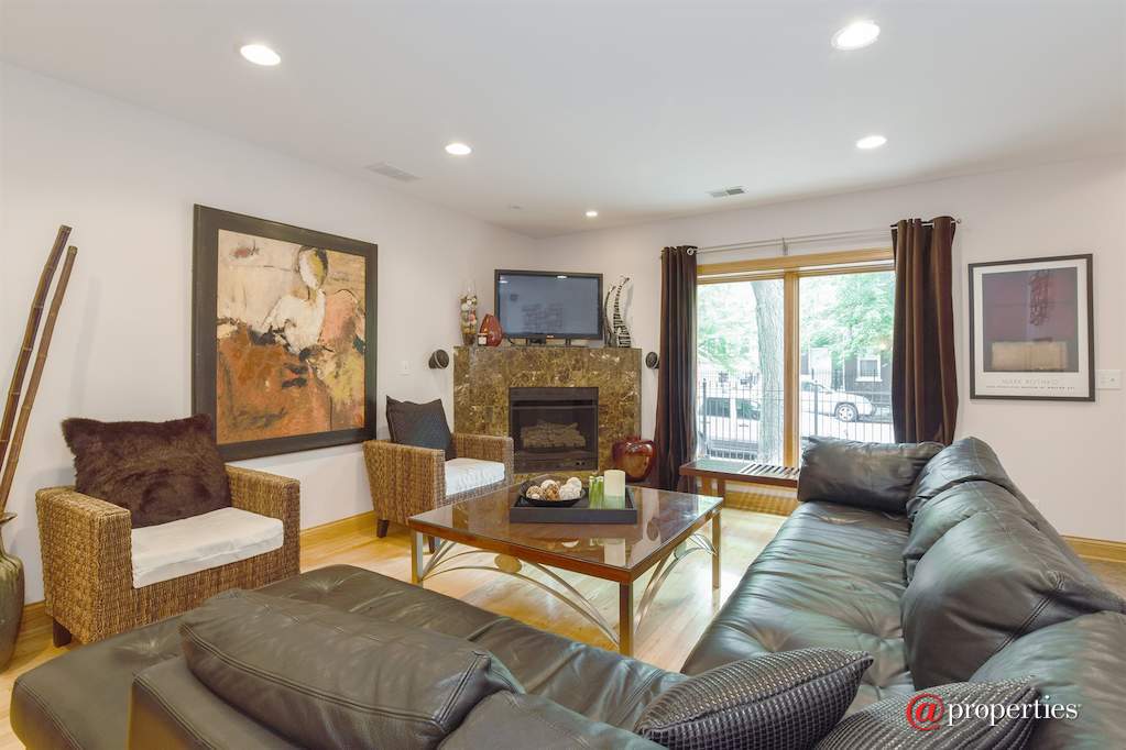 1636 W Huron Street Chicago, Illinois 60622 - Living Room
