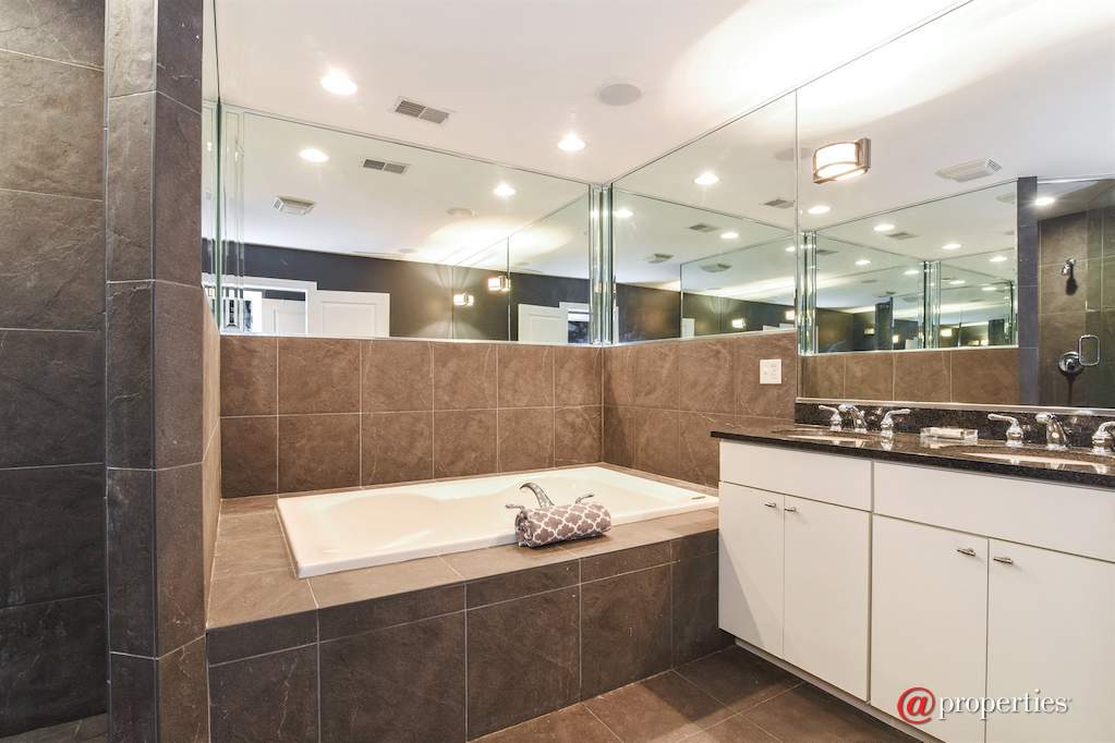 1636 W Huron Street Chicago, Illinois 60622 - Master Bathroom