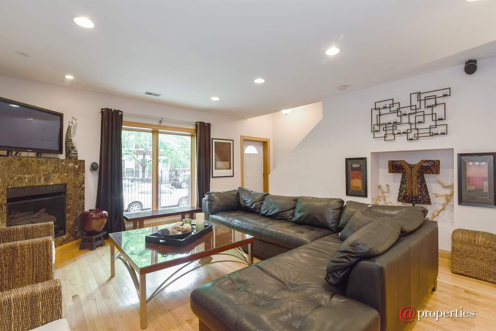 1636 W Huron Street Chicago, Illinois 60622 - Living Room