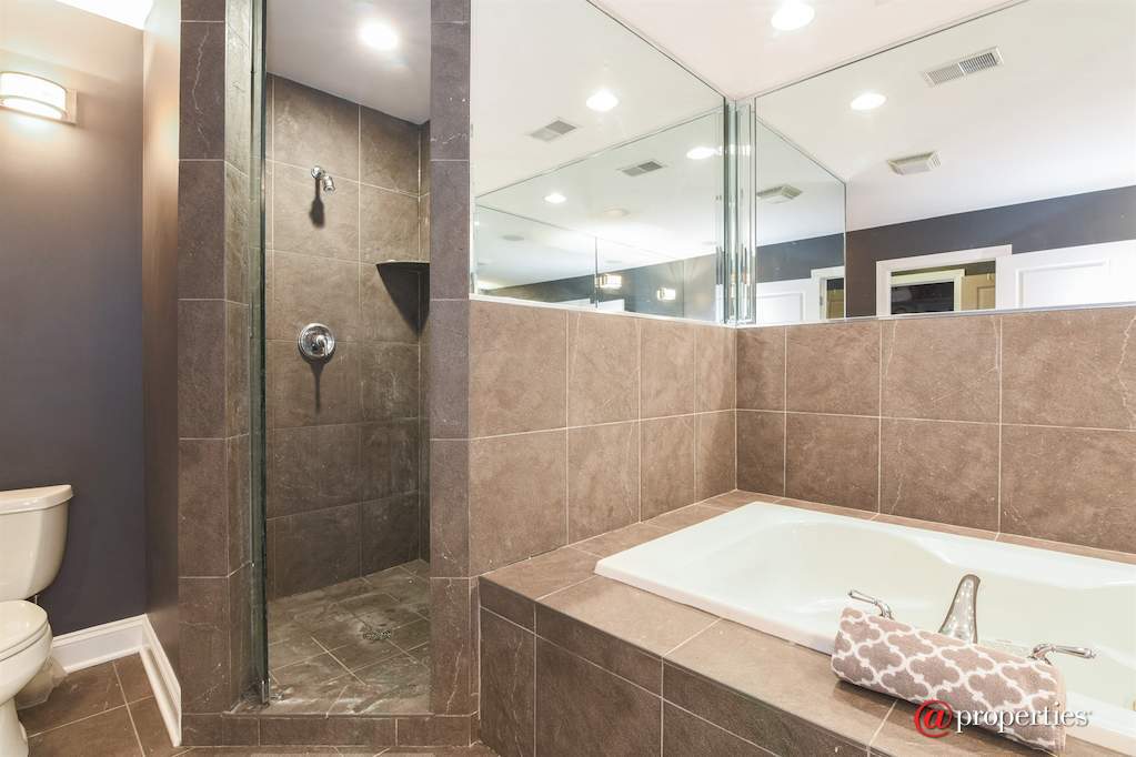 1636 W Huron Street Chicago, Illinois 60622 - Master Bathroom