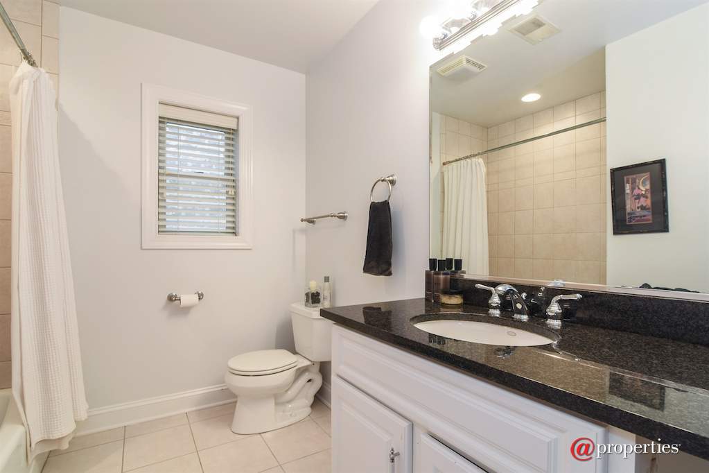 1636 W Huron Street Chicago, Illinois 60622 - 2nd Bathroom