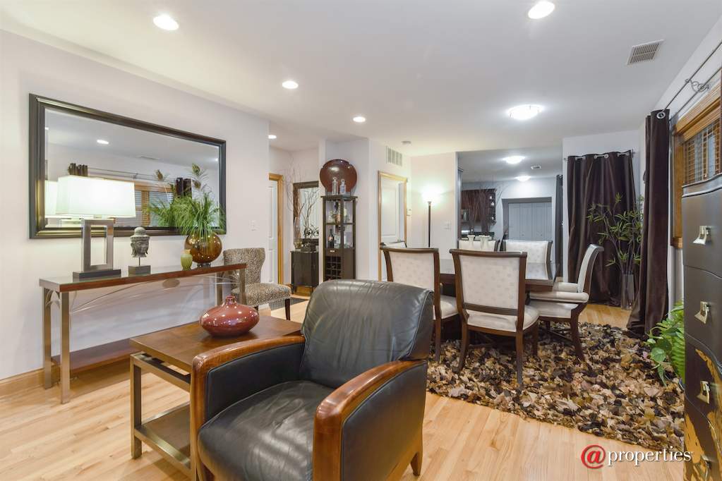 1636 W Huron Street Chicago, Illinois 60622 - Living Room / Dining Room