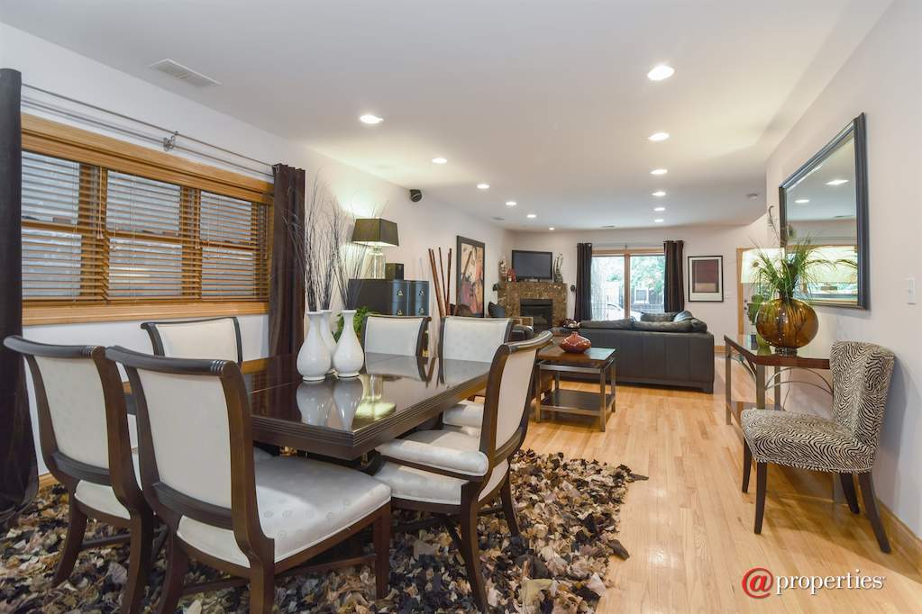 1636 W Huron Street Chicago, Illinois 60622 - Living Room/Dining Room