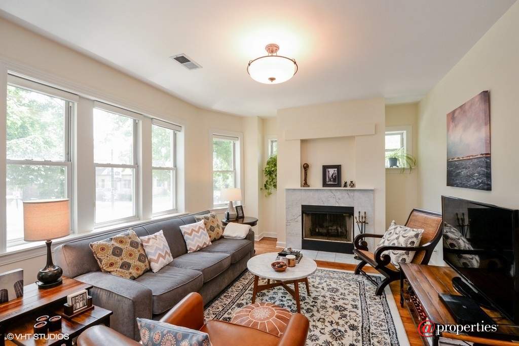 4500 N Sacramento Avenue #1 Chicago, Illinois 60625 - Living Room