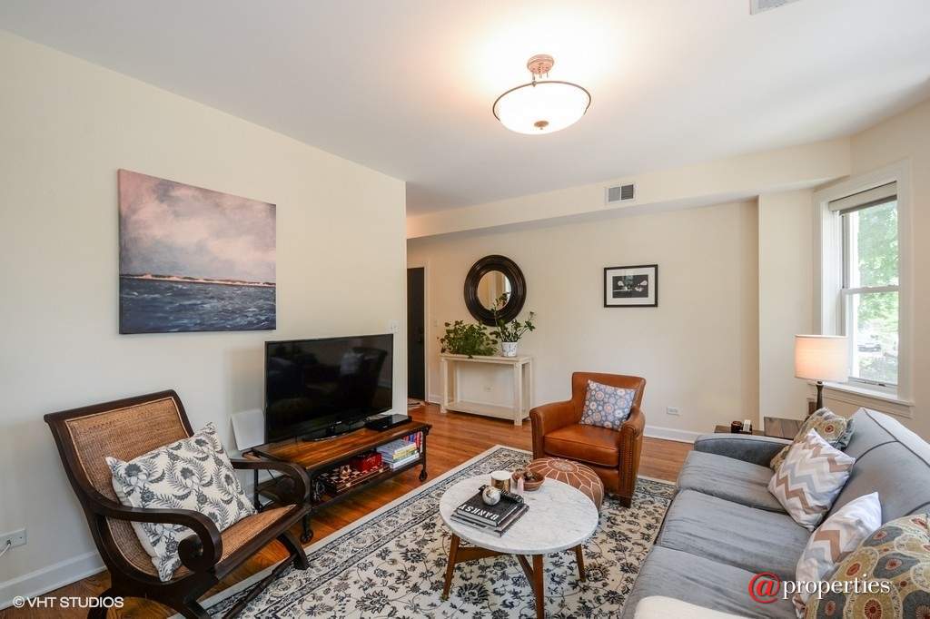 4500 N Sacramento Avenue #1 Chicago, Illinois 60625 - Living Room