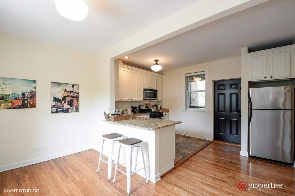4500 N Sacramento Avenue #1 Chicago, Illinois 60625 - Kitchen