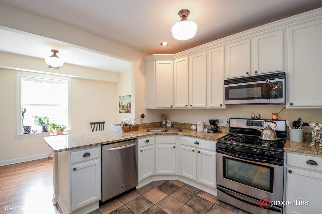 4500 N Sacramento Avenue #1 Chicago, Illinois 60625 - Kitchen
