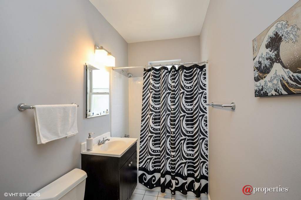 4500 N Sacramento Avenue #1 Chicago, Illinois 60625 - Bathroom