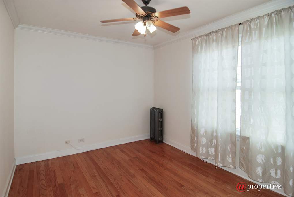 432 S Euclid Avenue #3E Oak Park, Illinois 60302 - Master Bedroom