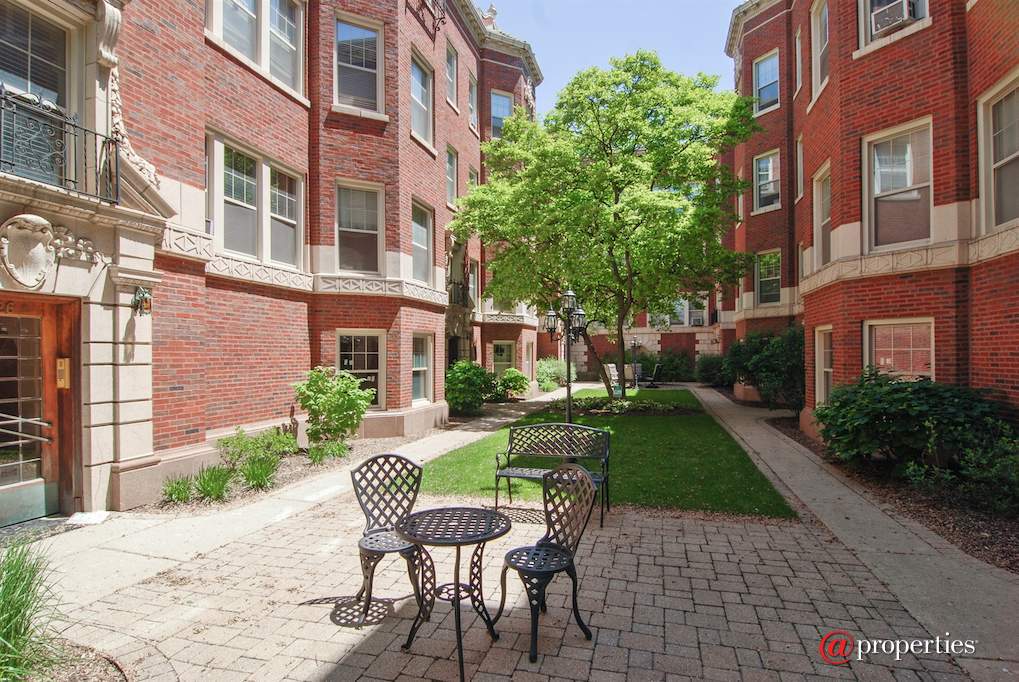 432 S Euclid Avenue #3E Oak Park, Illinois 60302 - Courtyard