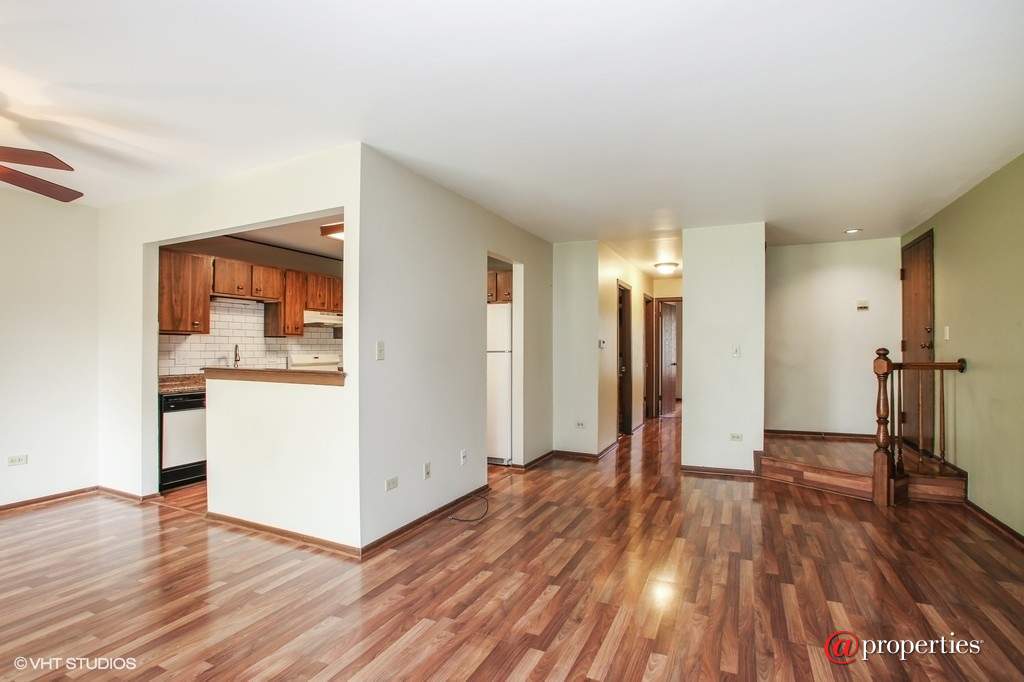 617 Cumberland Trail #BB1 Roselle, Illinois 60172 - Kitchen / Living Room