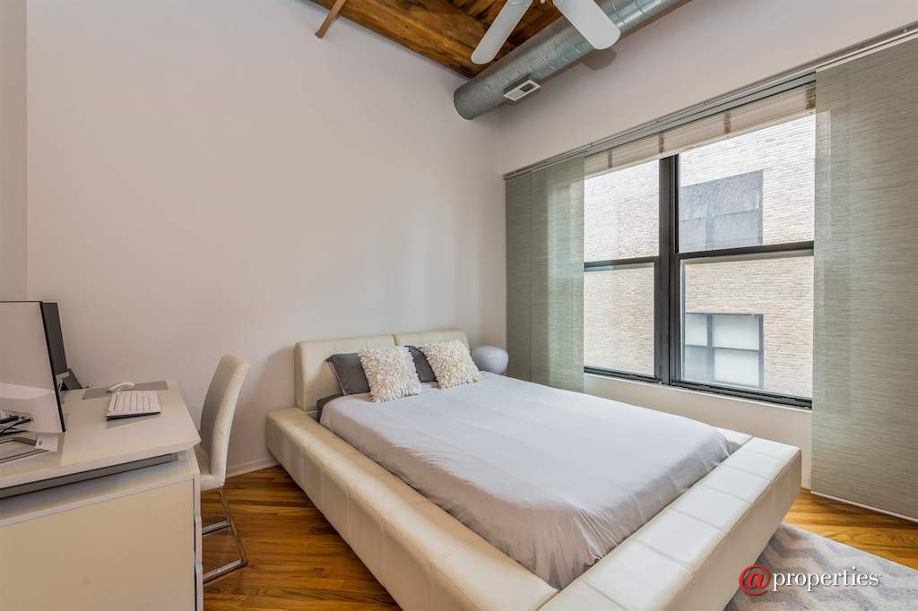 226 N Clinton Street #422 Chicago, Illinois 60661 - Master Bedroom