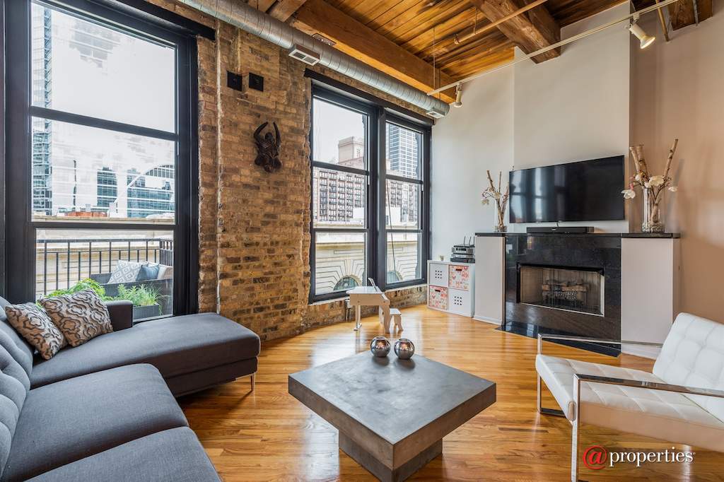 226 N Clinton Street #422 Chicago, Illinois 60661 - Living Room