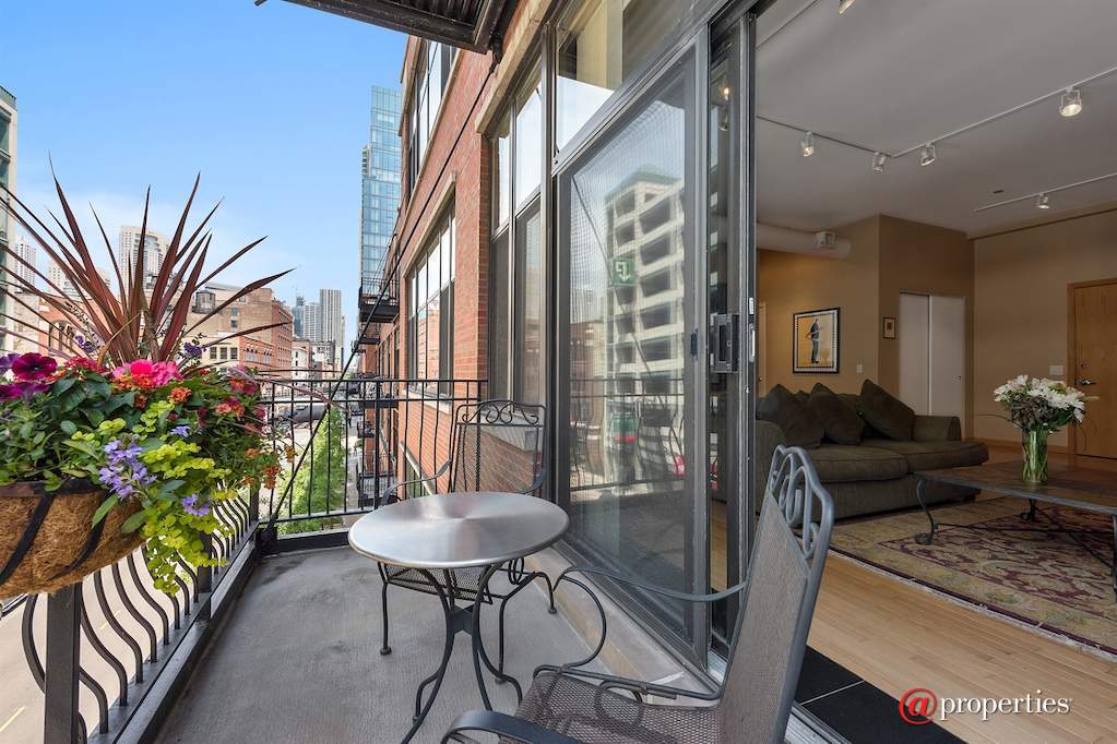 333 W Hubbard Street #4D Chicago, Illinois 60654 - Balcony