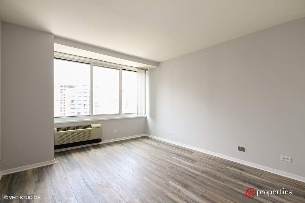 211 E Ohio Street #2404 Chicago, Illinois 60611 - Master Bedroom