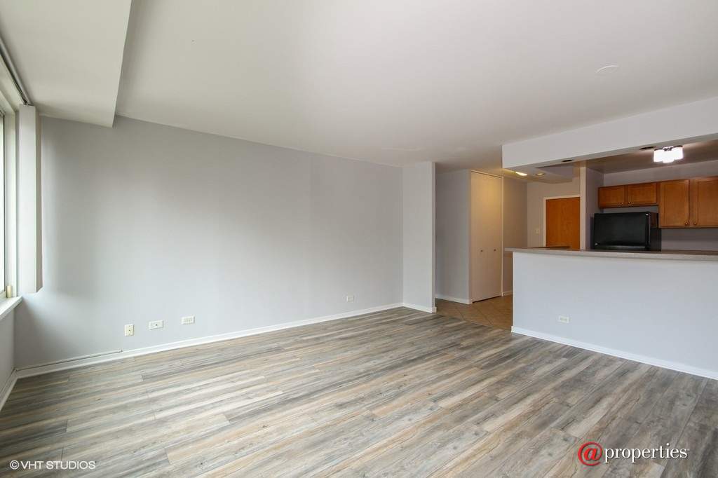 211 E Ohio Street #2404 Chicago, Illinois 60611 - Kitchen / Living Room