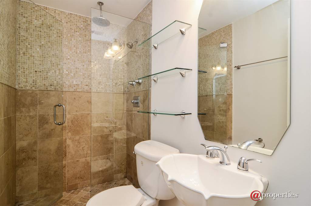 3522 N Racine Avenue #GS Chicago, Illinois 60657 - Master Bathroom