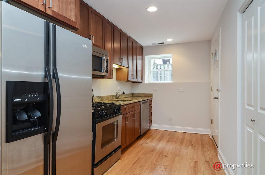 3522 N Racine Avenue #GS Chicago, Illinois 60657 - Kitchen