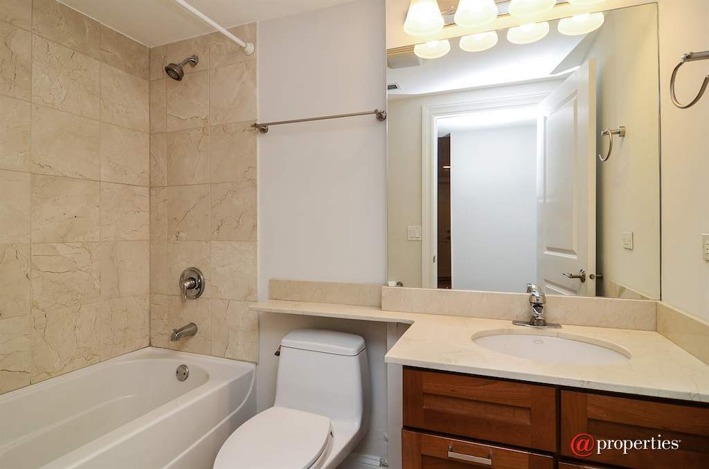 3522 N Racine Avenue #GS Chicago, Illinois 60657 - Bathroom