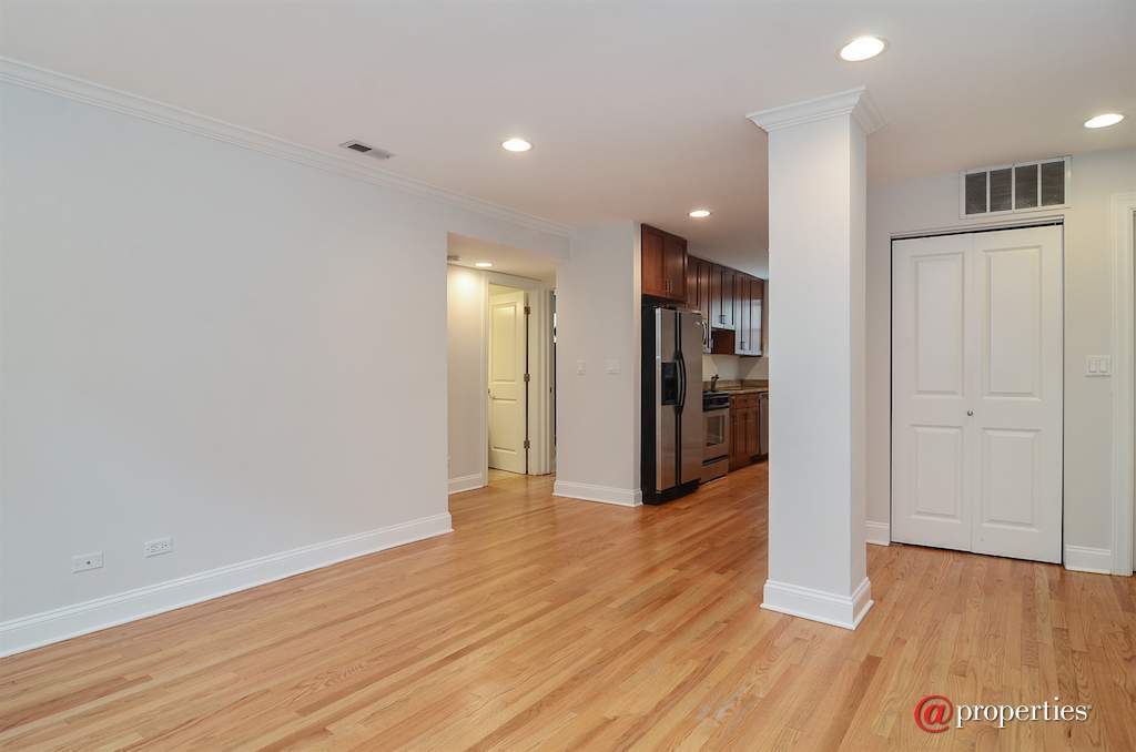 3522 N Racine Avenue #GS Chicago, Illinois 60657 - Kitchen / Living Room