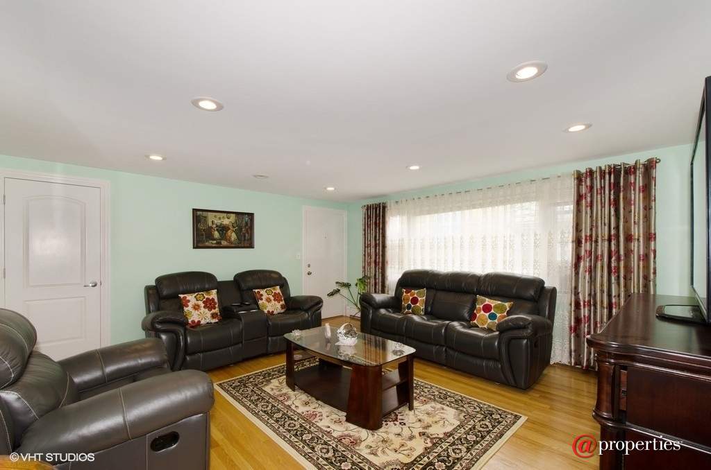 5227 N Reserve Avenue #2W Chicago, Illinois 60656 - Living Room