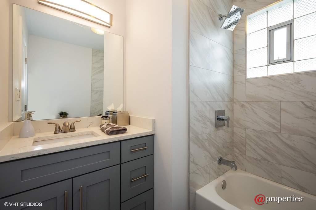 4026 N Kenneth Avenue #1 Chicago, Illinois 60641 - Bathroom