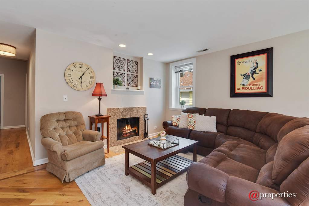 1945 N Sheffield Avenue #203 Chicago, Illinois 60614 - Living Room