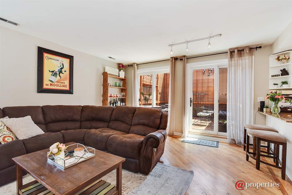 1945 N Sheffield Avenue #203 Chicago, Illinois 60614 - Living Room