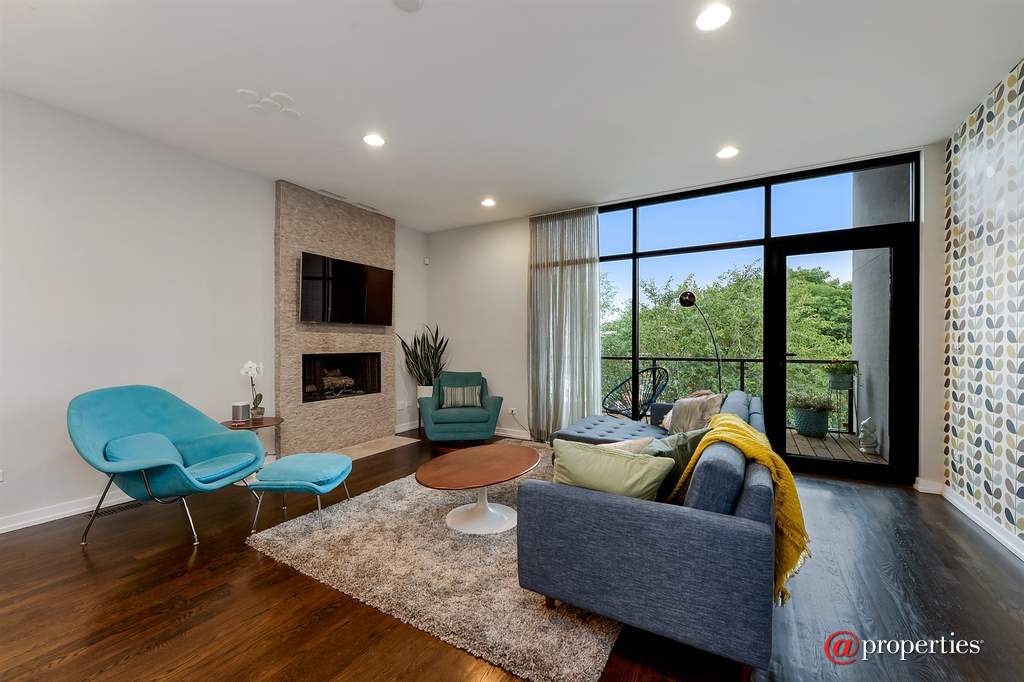 2217 N Leavitt Street #3 Chicago, Illinois 60647 - Living Room