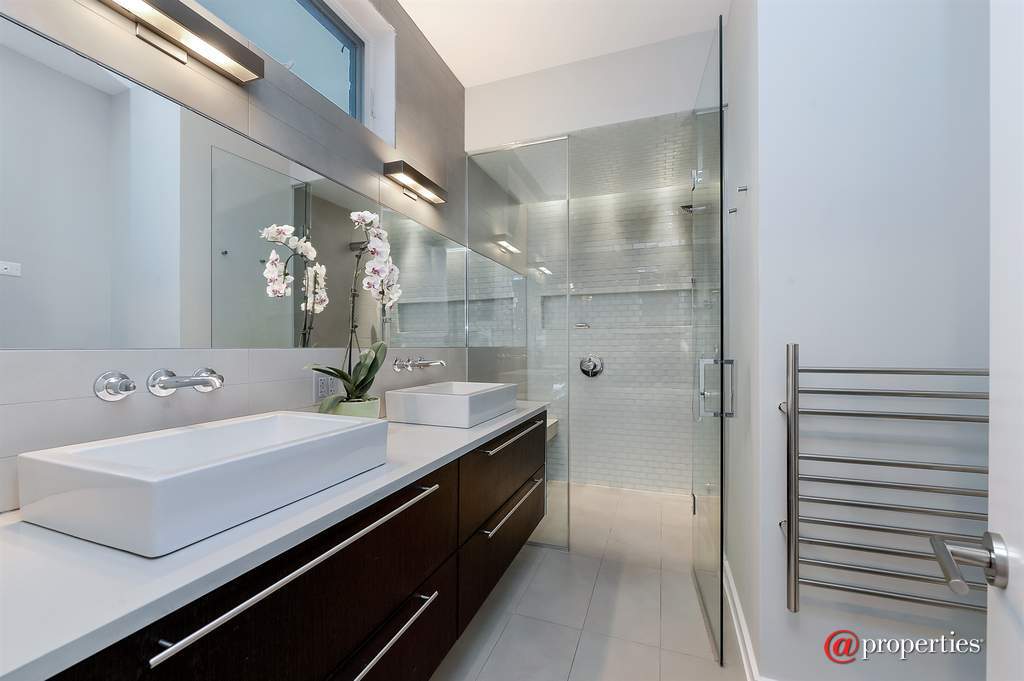 2217 N Leavitt Street #3 Chicago, Illinois 60647 - Master Bathroom