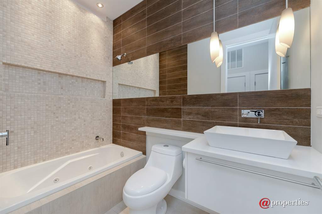 2217 N Leavitt Street #3 Chicago, Illinois 60647 - 2nd Bathroom