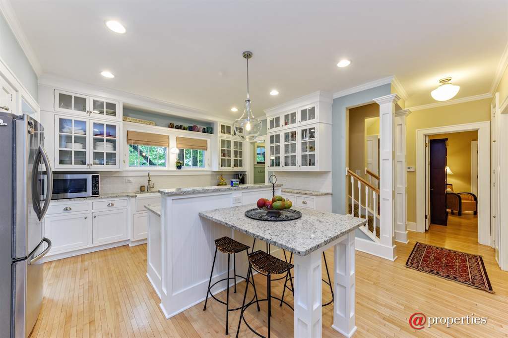 200 W Russell Street Barrington, Illinois 60010 - Kitchen