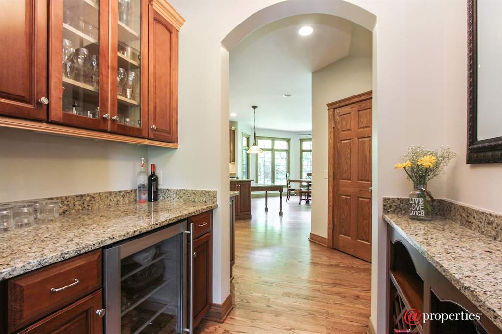2 Saddle Ridge Court Hawthorn Woods, Illinois 60047 - Butler's pantry