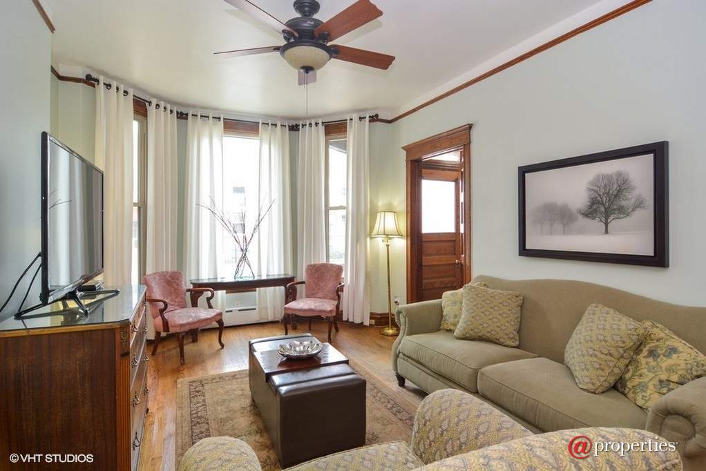 2047 W Augusta Boulevard Chicago, Illinois 60622 - Living Room