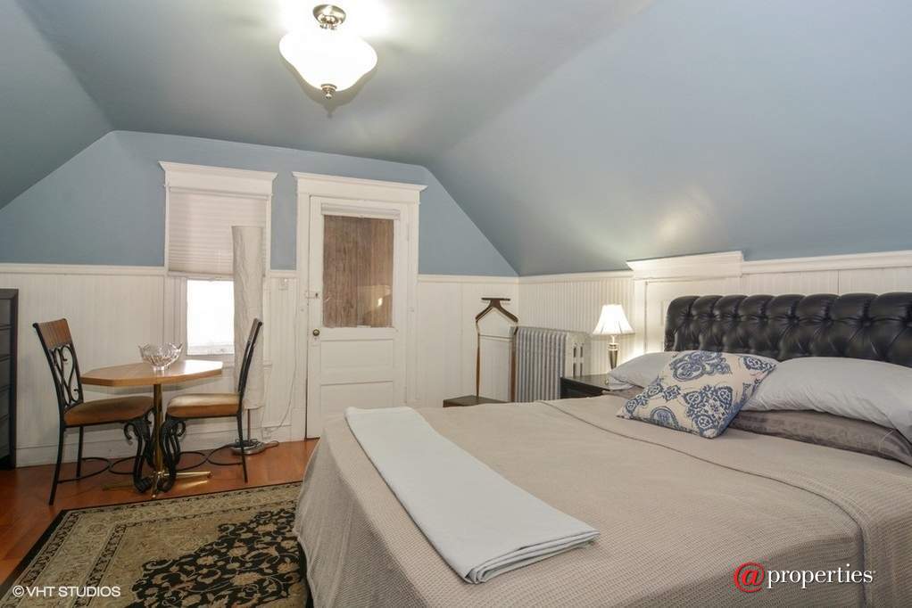 2047 W Augusta Boulevard Chicago, Illinois 60622 - Master Bedroom