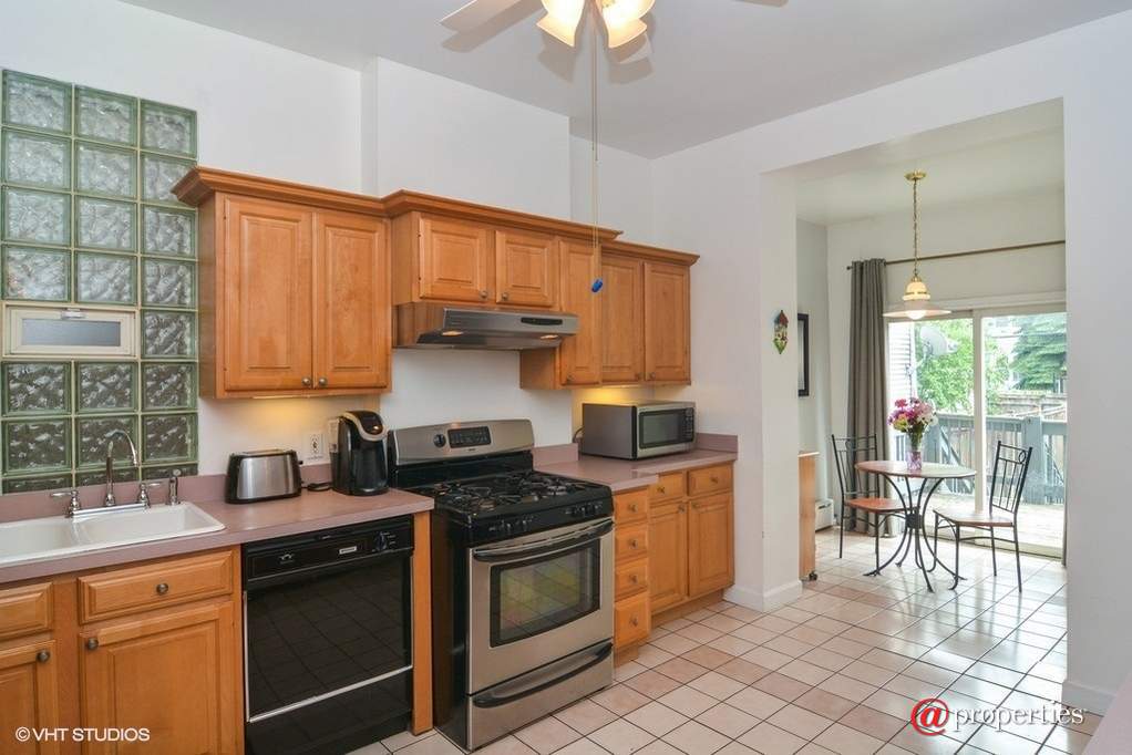 2047 W Augusta Boulevard Chicago, Illinois 60622 - Kitchen / Breakfast Room
