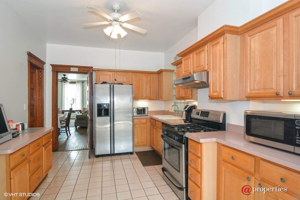 2047 W Augusta Boulevard Chicago, Illinois 60622 - Kitchen