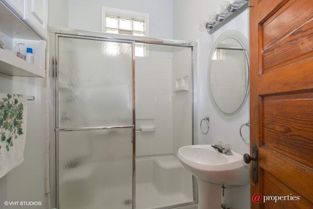 2047 W Augusta Boulevard Chicago, Illinois 60622 - Bathroom