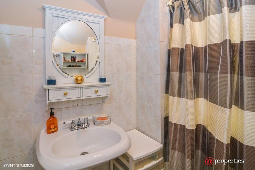 2047 W Augusta Boulevard Chicago, Illinois 60622 - 2nd Bathroom