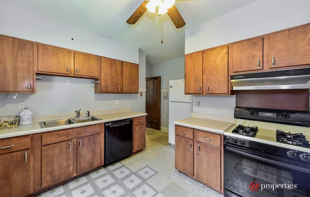 627 N Brainard Avenue La Grange Park, Illinois 60526 - Kitchen