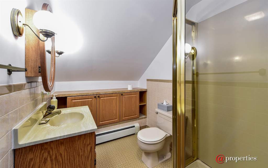 627 N Brainard Avenue La Grange Park, Illinois 60526 - Bathroom