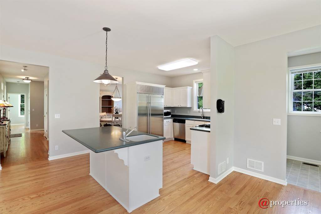1128 Hedgerow Drive Grayslake, Illinois 60030 - Kitchen