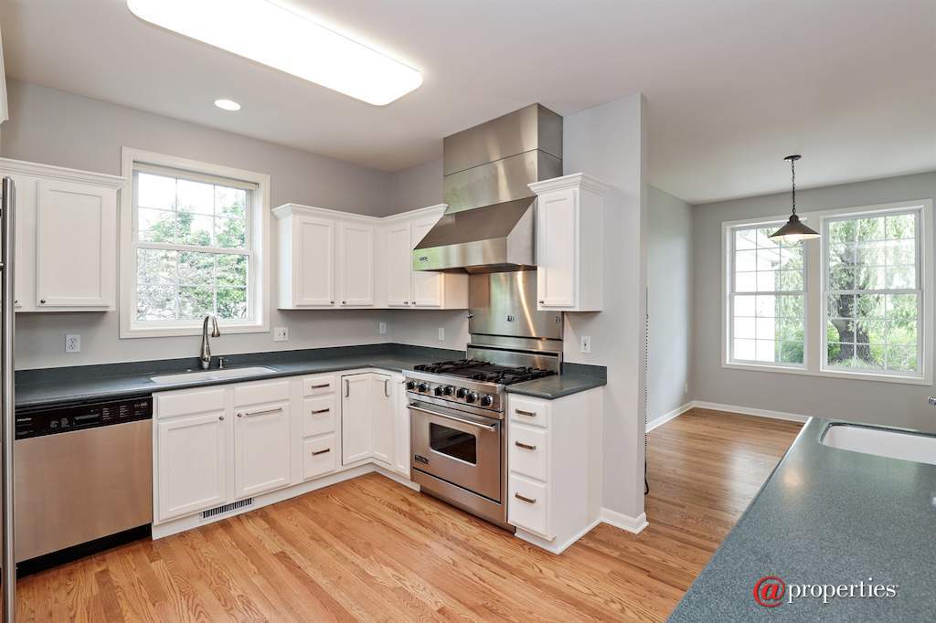 1128 Hedgerow Drive Grayslake, Illinois 60030 - Kitchen