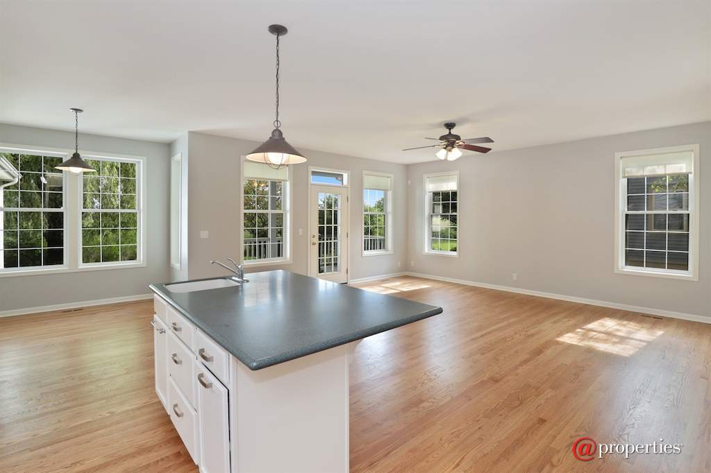 1128 Hedgerow Drive Grayslake, Illinois 60030 - Kitchen / Breakfast Room