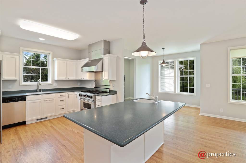 1128 Hedgerow Drive Grayslake, Illinois 60030 - Kitchen