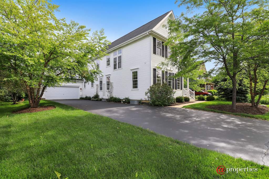 1128 Hedgerow Drive Grayslake, Illinois 60030 - Front View
