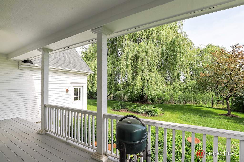1128 Hedgerow Drive Grayslake, Illinois 60030 - Deck