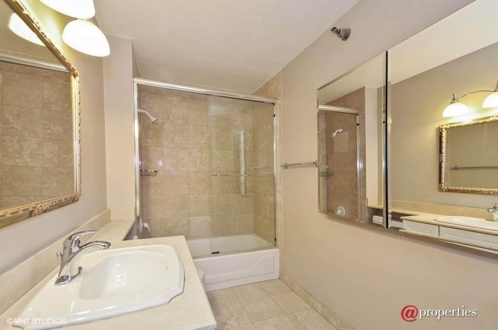 195 N Harbor Drive #1509 Chicago, Illinois 60601 - Master Bathroom