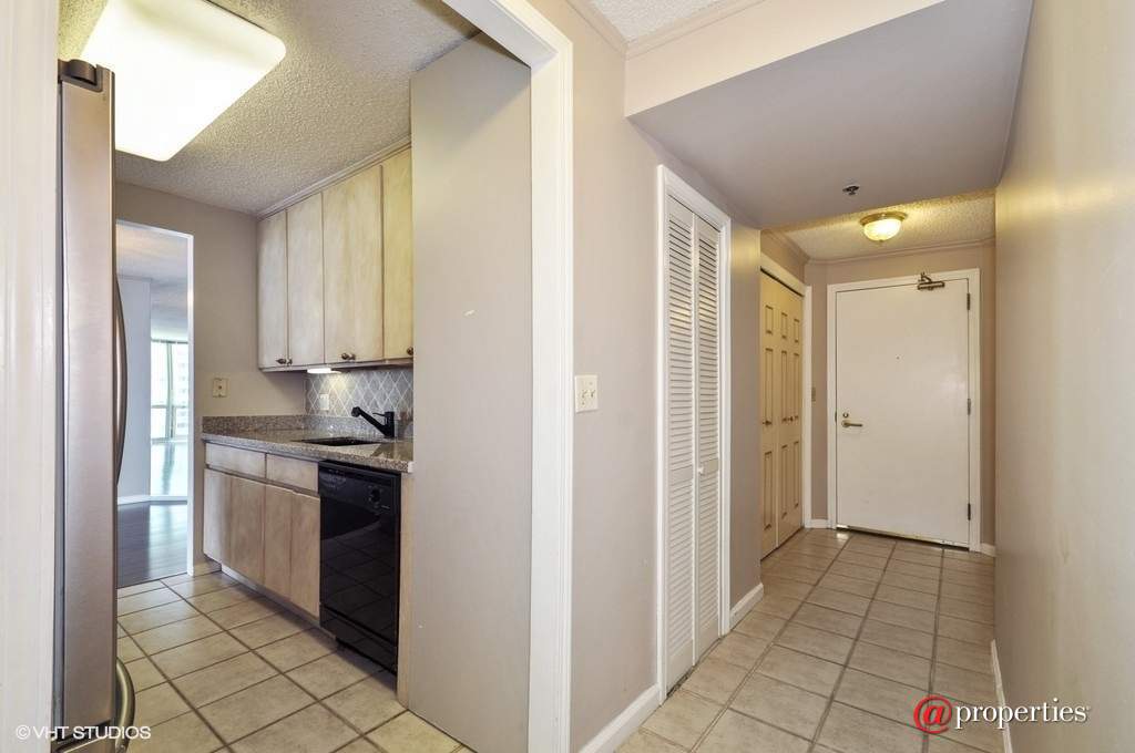 195 N Harbor Drive #1509 Chicago, Illinois 60601 - Foyer