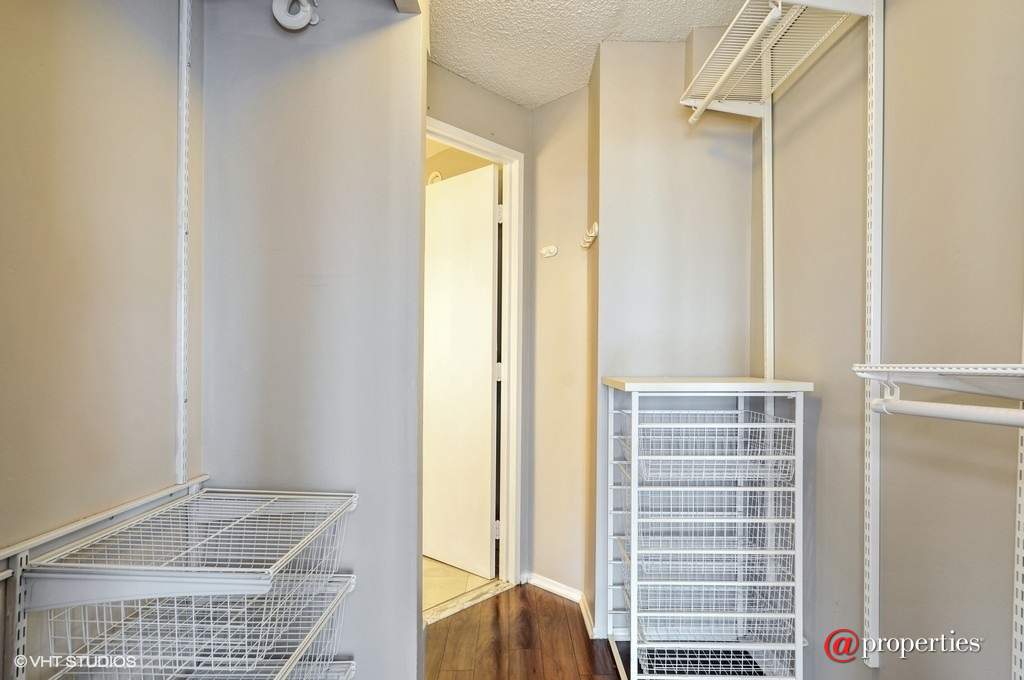 195 N Harbor Drive #1509 Chicago, Illinois 60601 - Master Bedroom Closet
